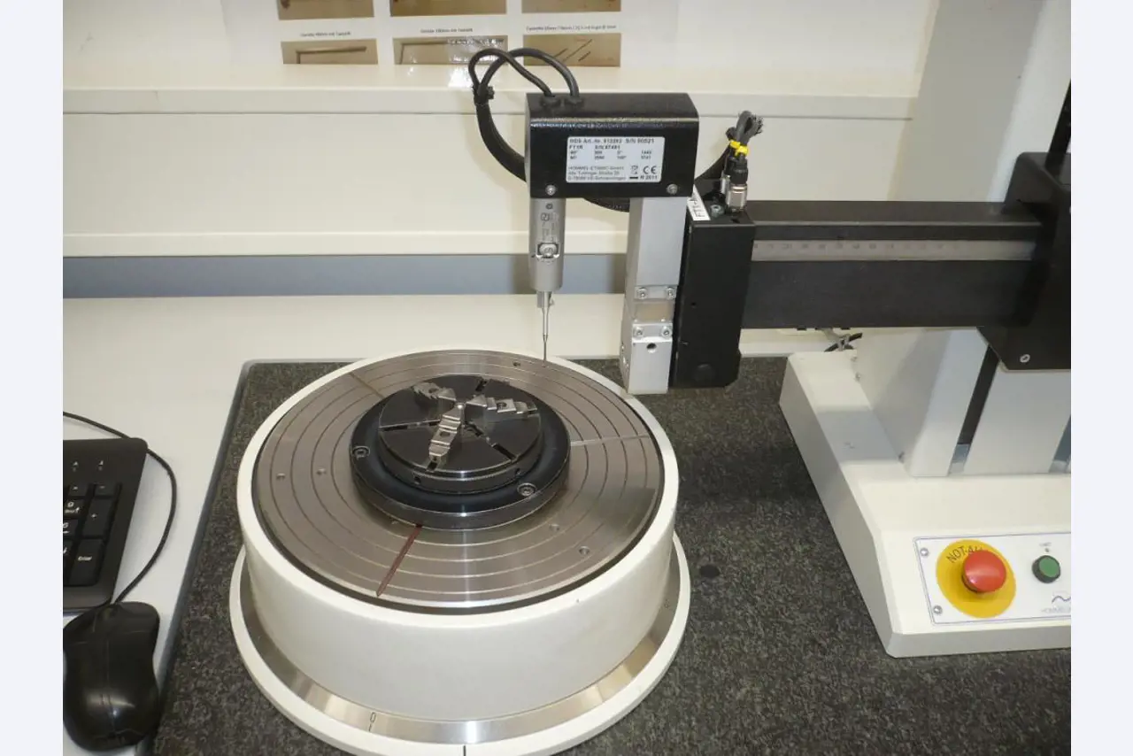 Tornos y fresadoras CNC, rectificadoras CNC, centros de mecanizado CNC-2