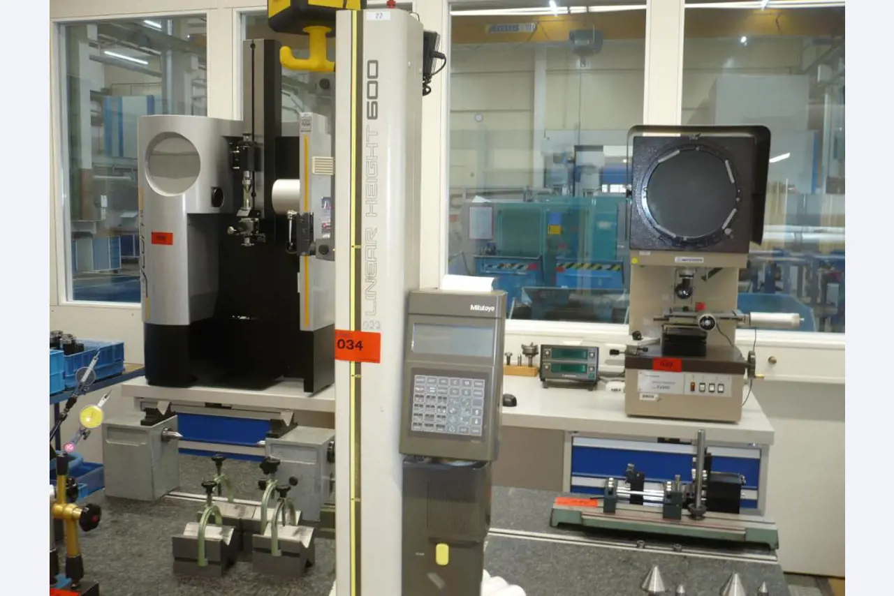 Tornos e fresadoras CNC, rectificadoras CNC, centros de maquinagem CNC-1