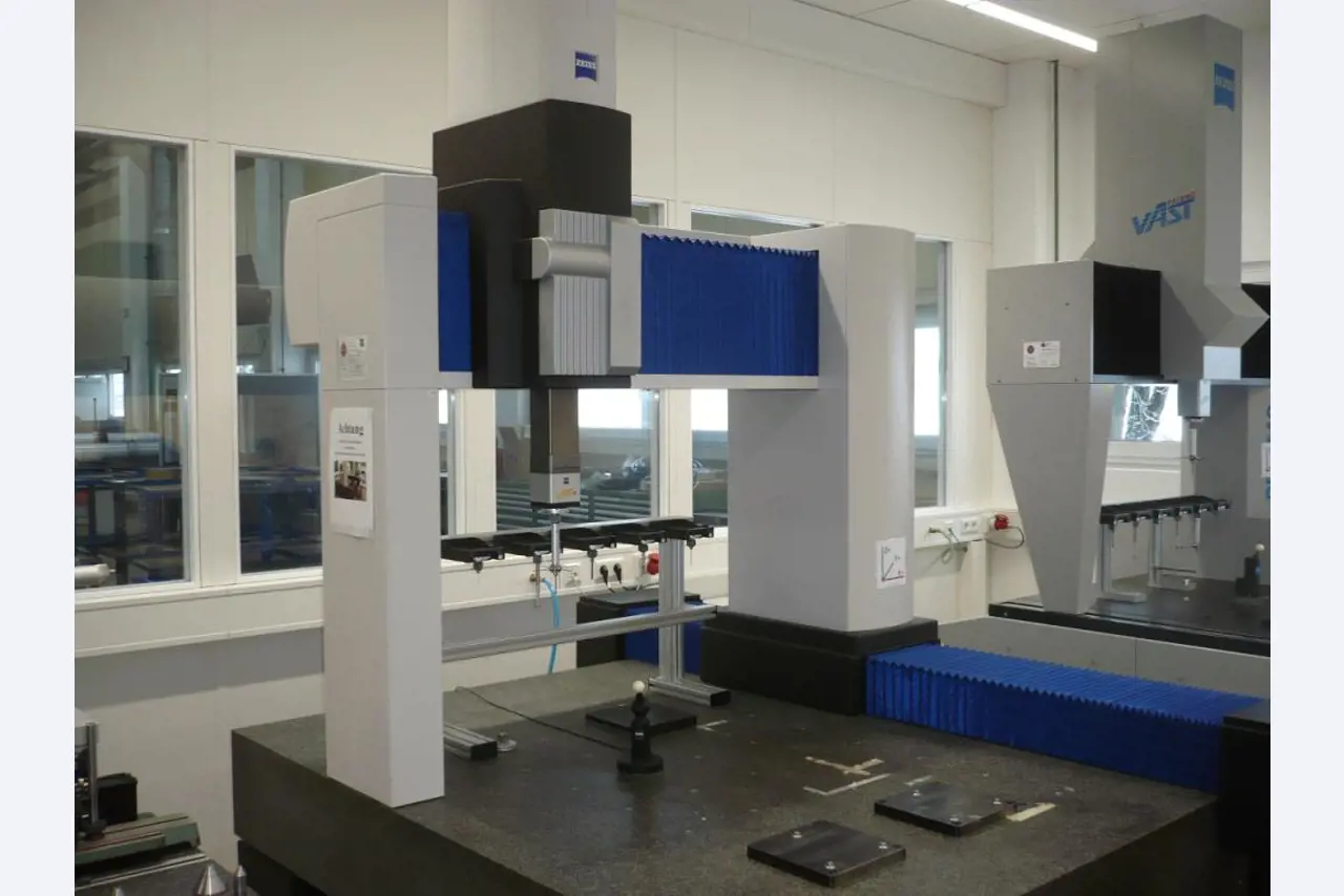 Tornos e fresadoras CNC, rectificadoras CNC, centros de maquinagem CNC-1