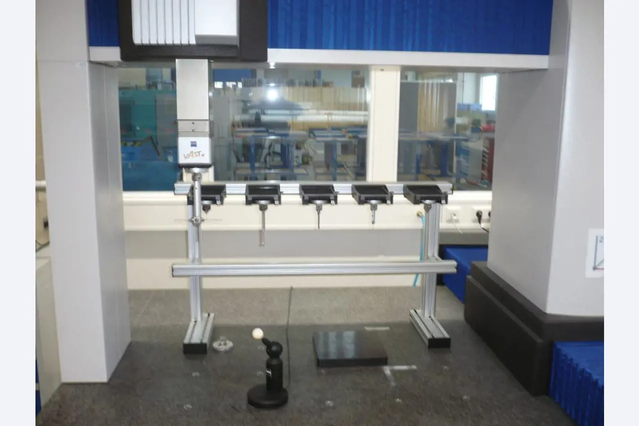 Tornos e fresadoras CNC, rectificadoras CNC, centros de maquinagem CNC-2