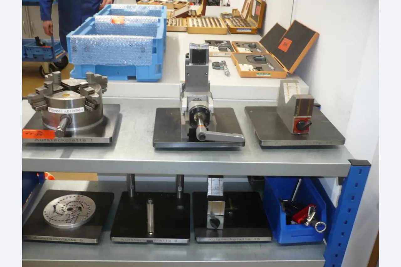 Tornos e fresadoras CNC, rectificadoras CNC, centros de maquinagem CNC-4