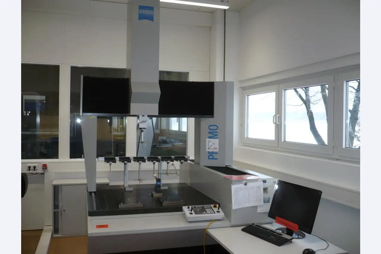 Tornos e fresadoras CNC, rectificadoras CNC, centros de maquinagem CNC-1