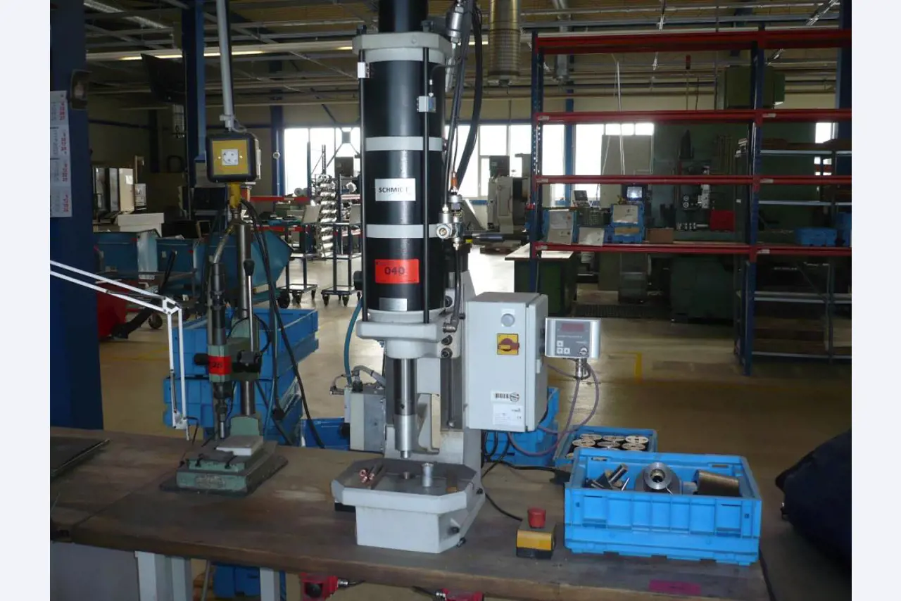 Tornos e fresadoras CNC, rectificadoras CNC, centros de maquinagem CNC-1