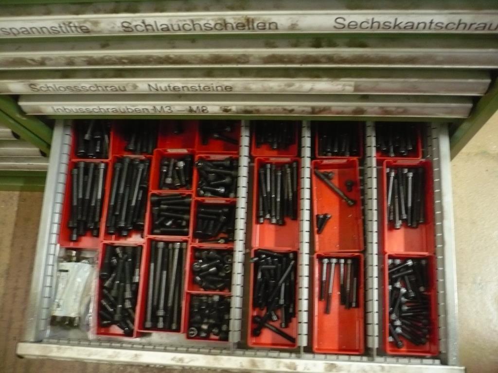 CNC soustruhy a frézky, CNC brusky, CNC obráběcí centra-2