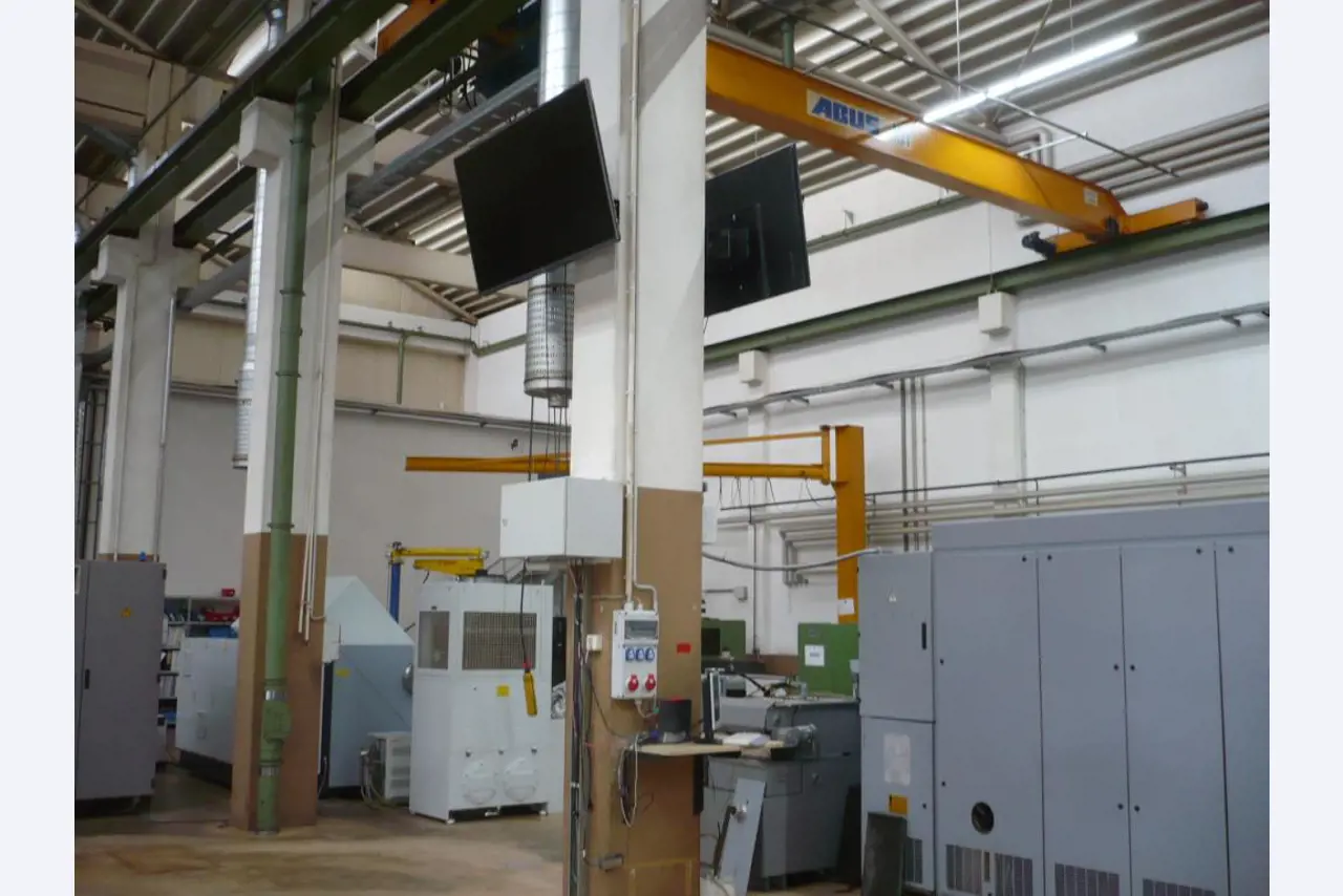 Stroji za struženje in rezkanje CNC, brusilni stroji CNC, obdelovalni centri CNC-1