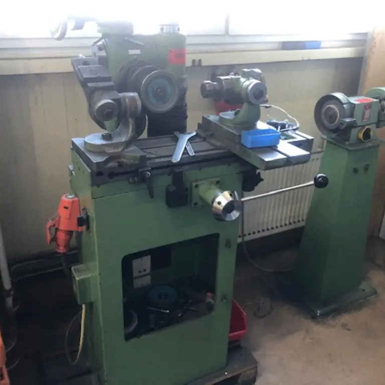 Tool grinding machine