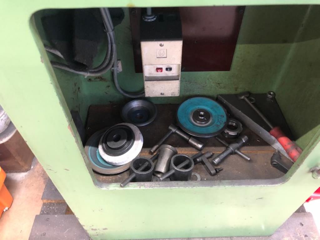 CNC soustruhy a frézky, CNC brusky, CNC obráběcí centra-3