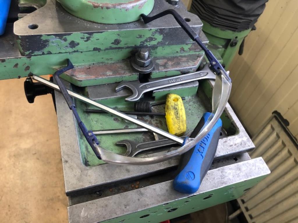 CNC soustruhy a frézky, CNC brusky, CNC obráběcí centra-4