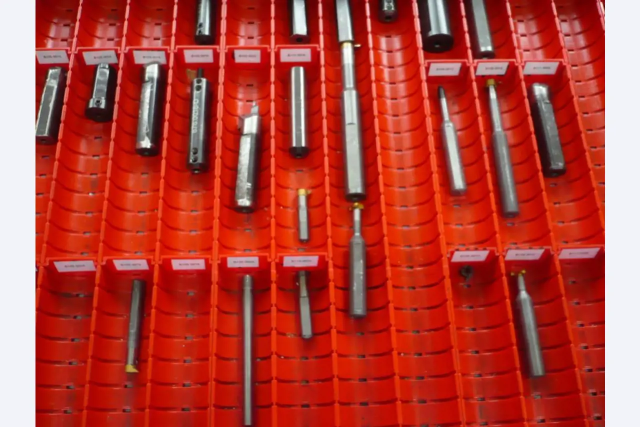 Tornos e fresadoras CNC, rectificadoras CNC, centros de maquinagem CNC-1