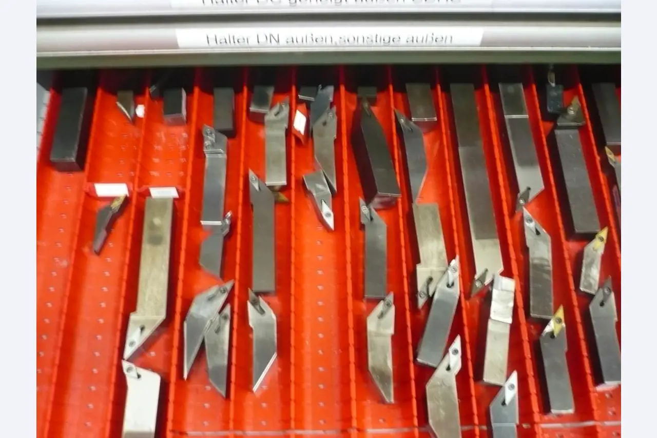 Tornos e fresadoras CNC, rectificadoras CNC, centros de maquinagem CNC-3