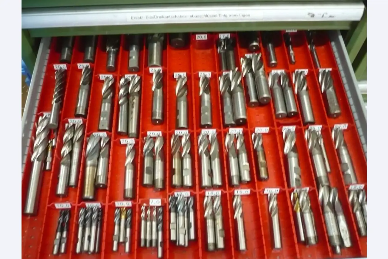 Tornos e fresadoras CNC, rectificadoras CNC, centros de maquinagem CNC-4