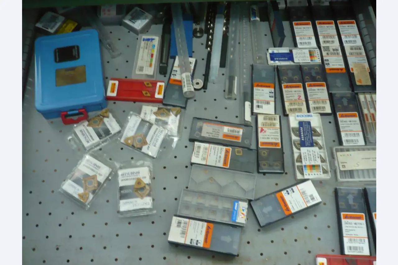 Tornos e fresadoras CNC, rectificadoras CNC, centros de maquinagem CNC-5