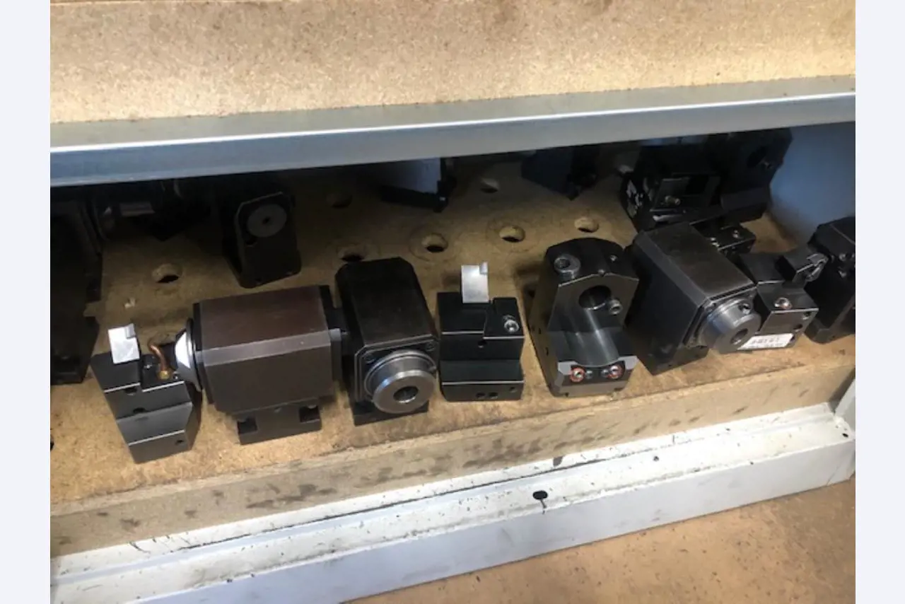 Tornos e fresadoras CNC, rectificadoras CNC, centros de maquinagem CNC-3