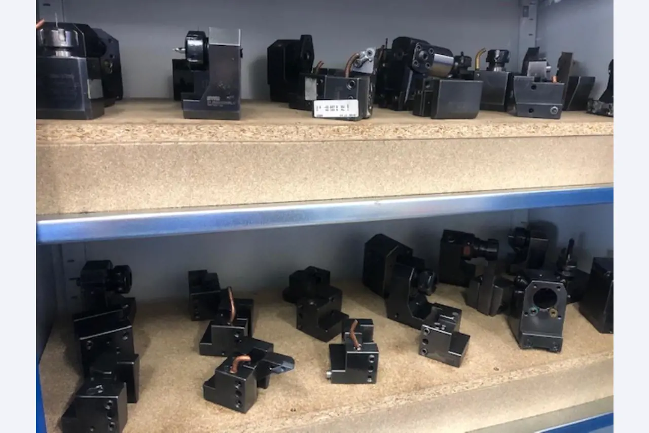 Tornos e fresadoras CNC, rectificadoras CNC, centros de maquinagem CNC-1