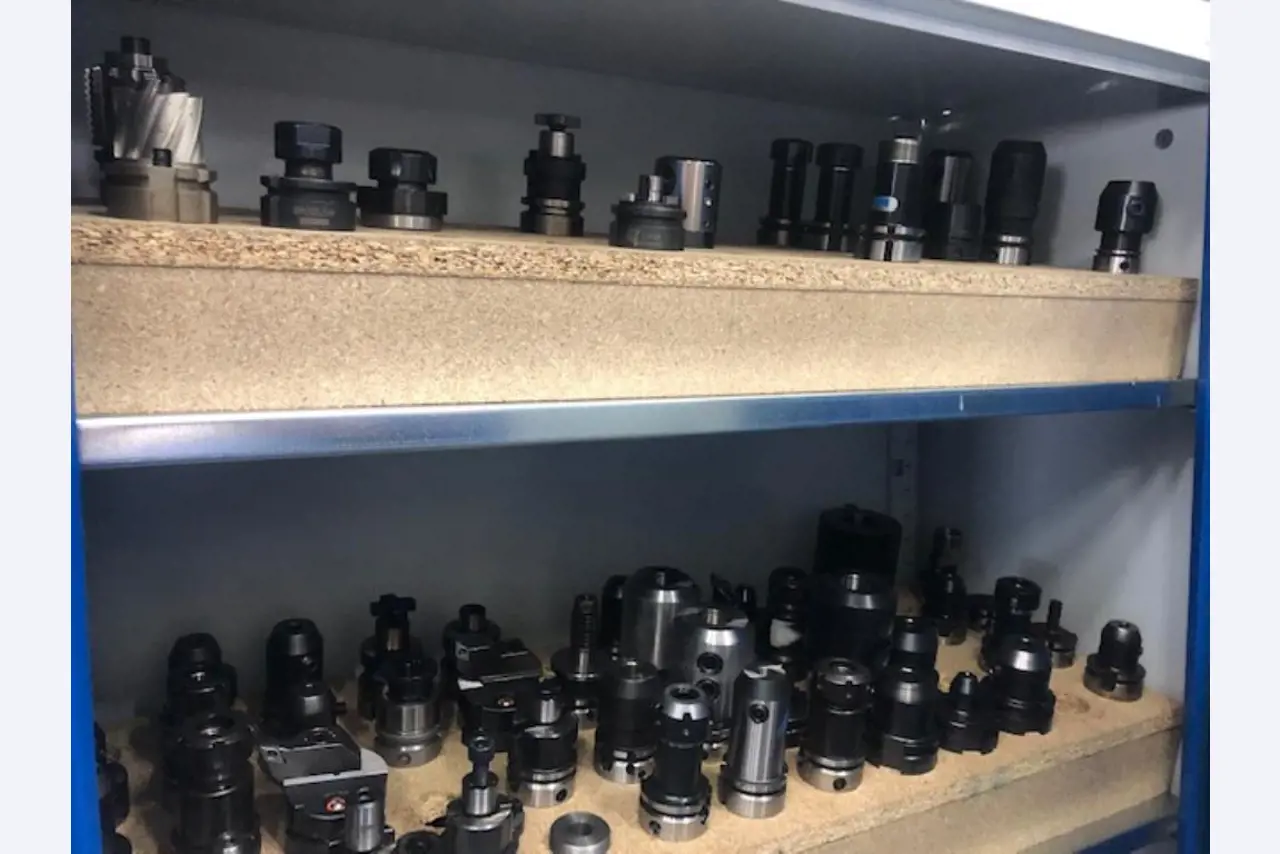 Tornos e fresadoras CNC, rectificadoras CNC, centros de maquinagem CNC-1