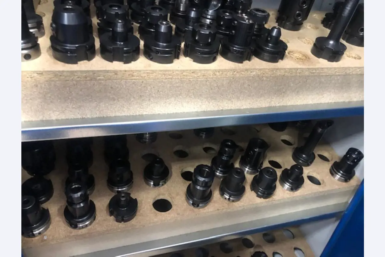 Tornos e fresadoras CNC, rectificadoras CNC, centros de maquinagem CNC-2