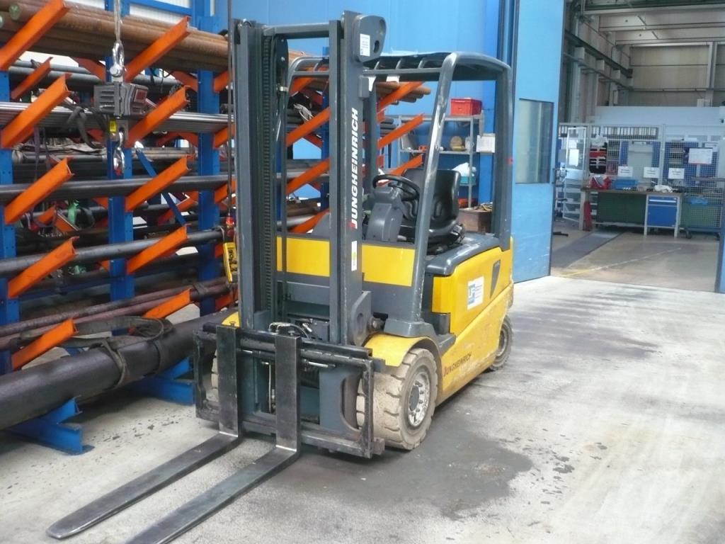 CNC soustruhy a frézky, CNC brusky, CNC obráběcí centra-1