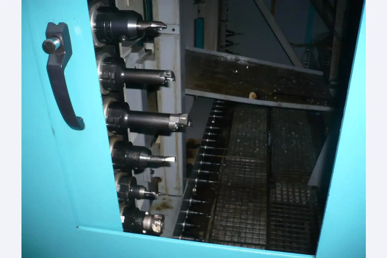 CNC soustruhy a frézky, CNC brusky, CNC obráběcí centra-4