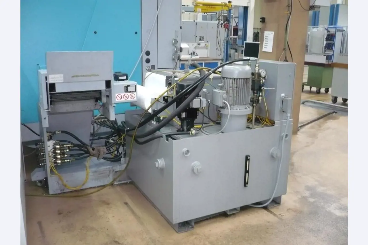 CNC soustruhy a frézky, CNC brusky, CNC obráběcí centra-5