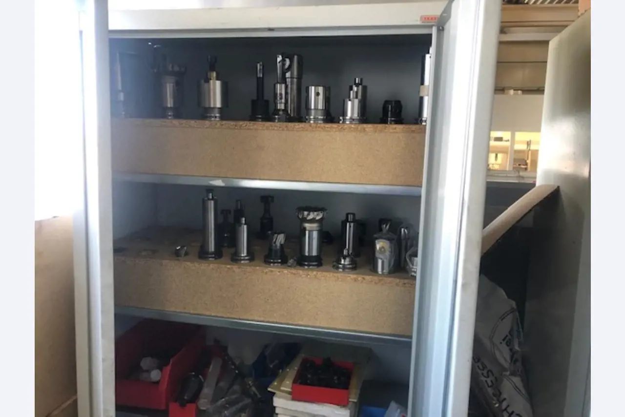 Tornos e fresadoras CNC, rectificadoras CNC, centros de maquinagem CNC-1