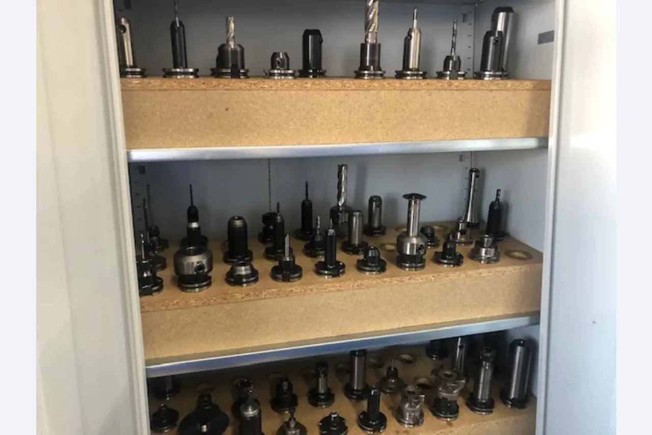 Tornos e fresadoras CNC, rectificadoras CNC, centros de maquinagem CNC-3