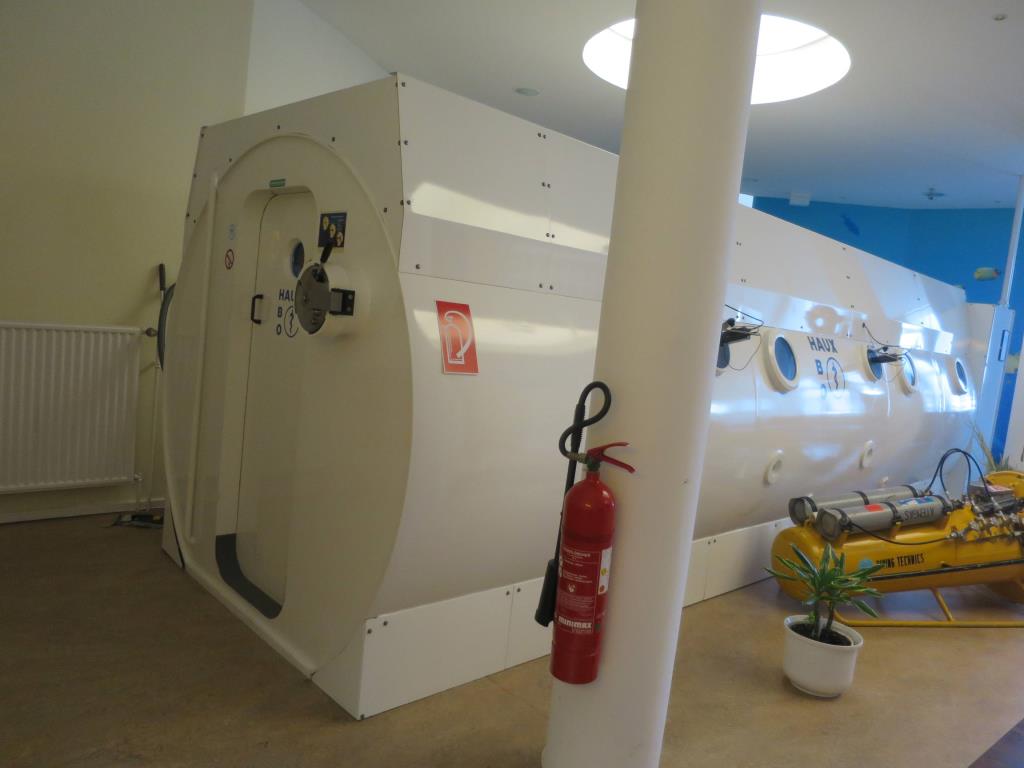 
technical installations as well as operating and business equipment in the field of diving and overpressure medicine<br>-1