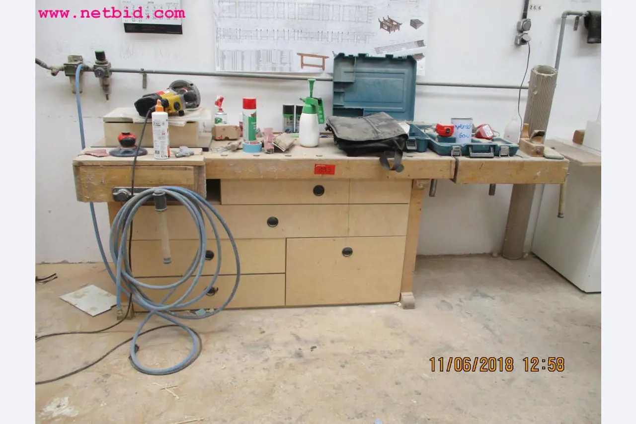 Equipamento operacional e de escritório <br>de um fabricante de móveis-1