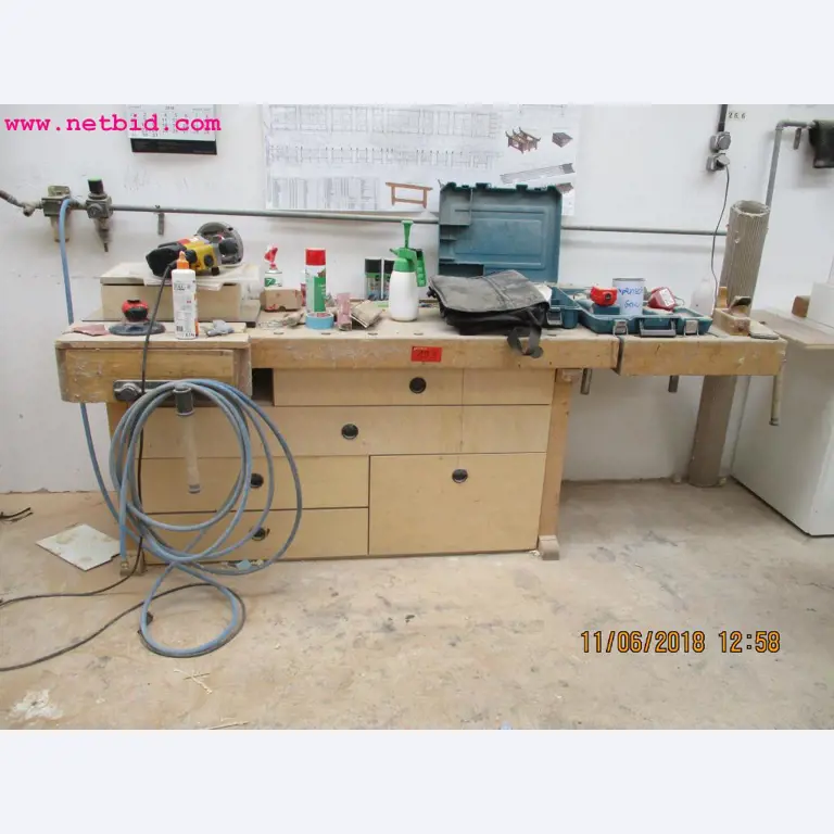 Equipamento operacional e de escritório <br>de um fabricante de móveis-1