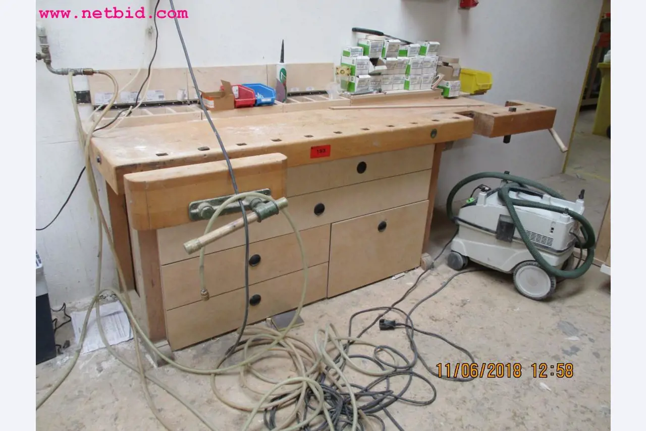 Equipamento operacional e de escritório <br>de um fabricante de móveis-2