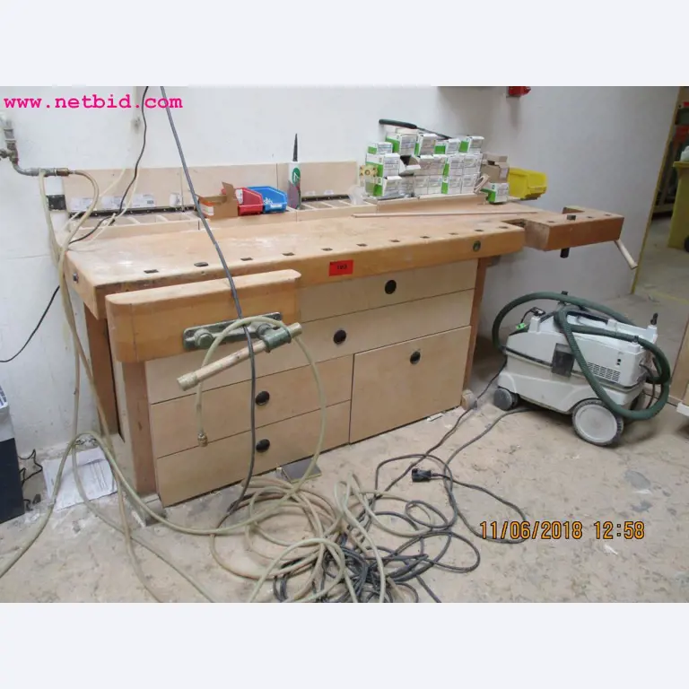 Equipamento operacional e de escritório <br>de um fabricante de móveis-2