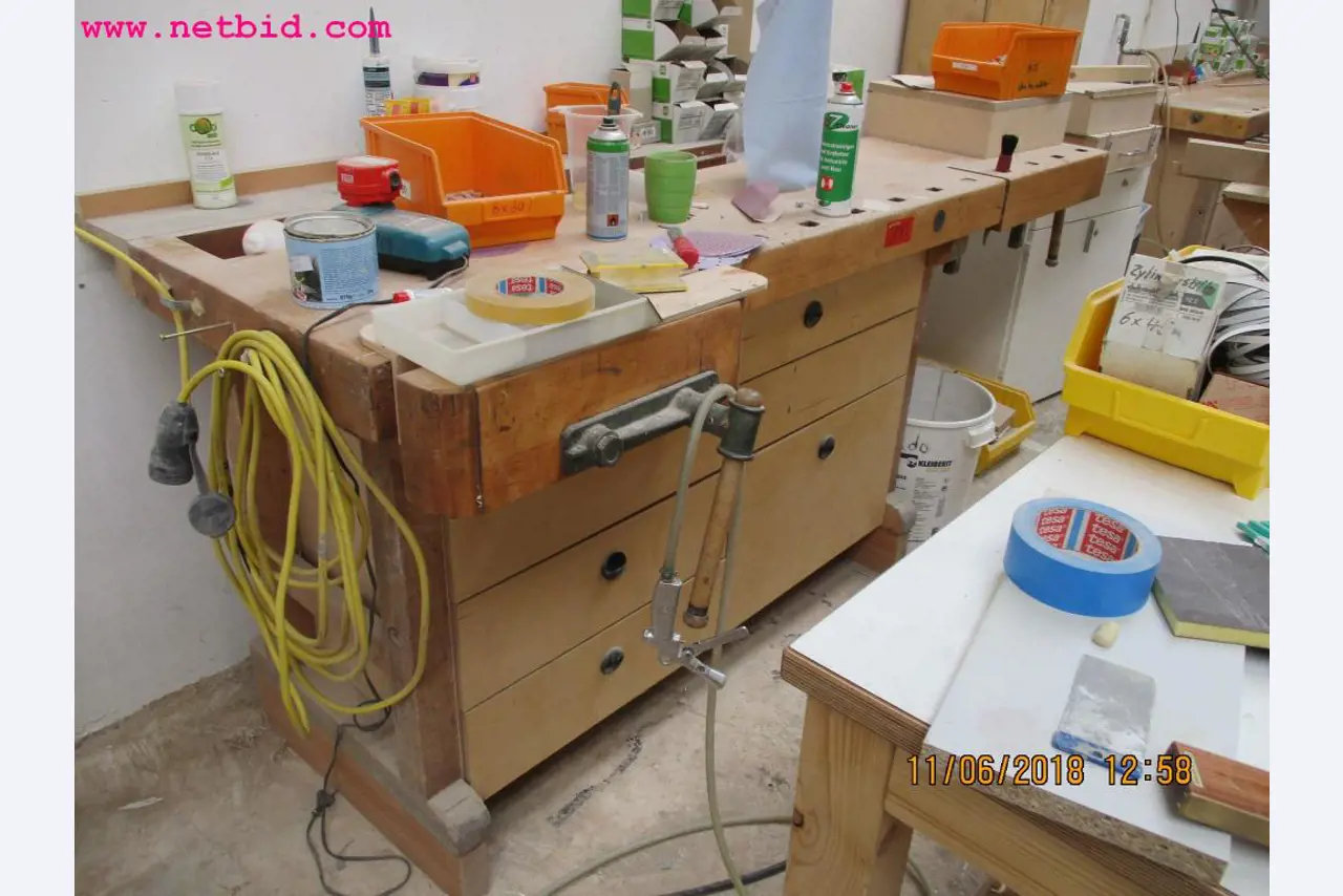 Equipamento operacional e de escritório <br>de um fabricante de móveis-3