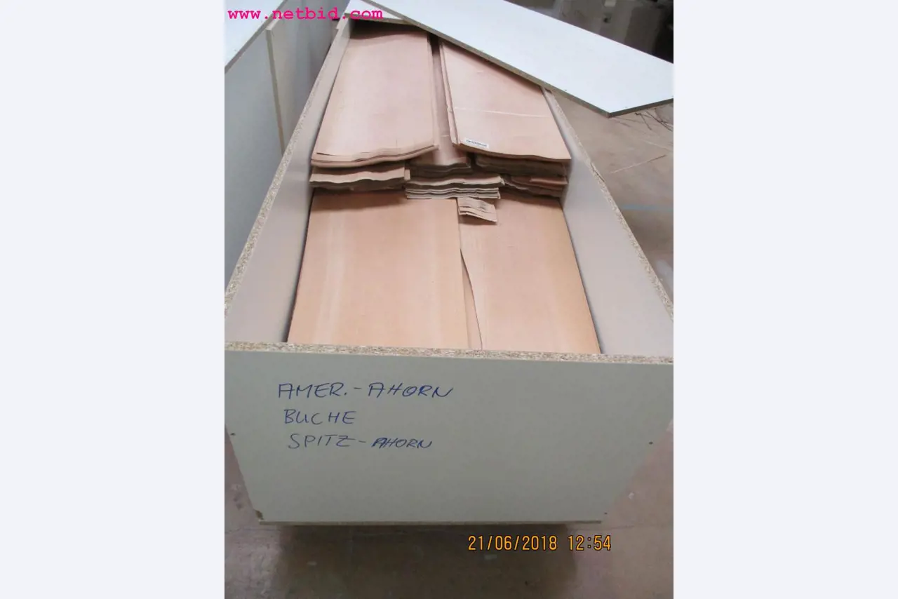 Equipamento operacional e de escritório <br>de um fabricante de móveis-14