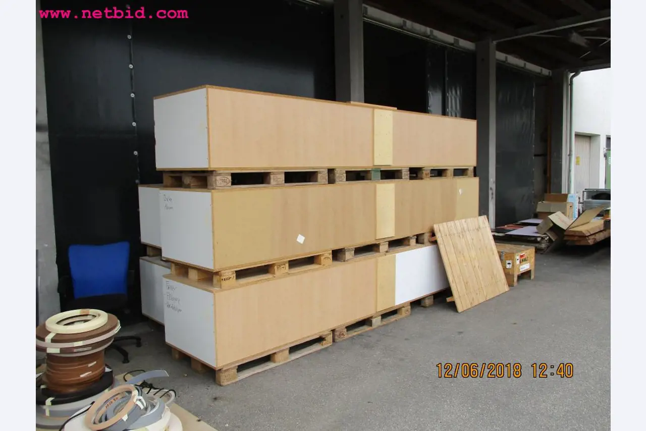 Equipamento operacional e de escritório <br>de um fabricante de móveis-1