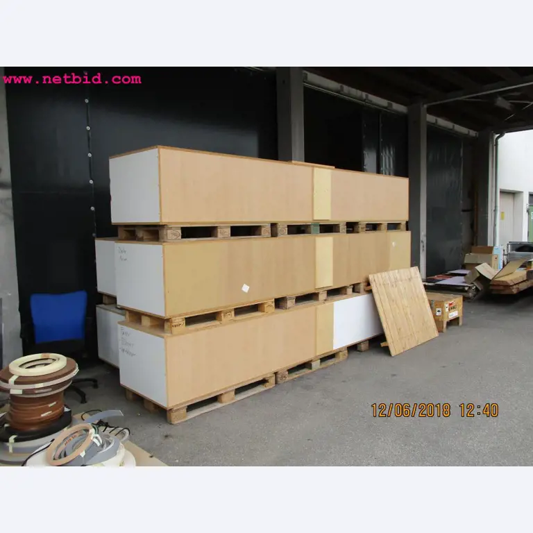 Equipamento operacional e de escritório <br>de um fabricante de móveis-1