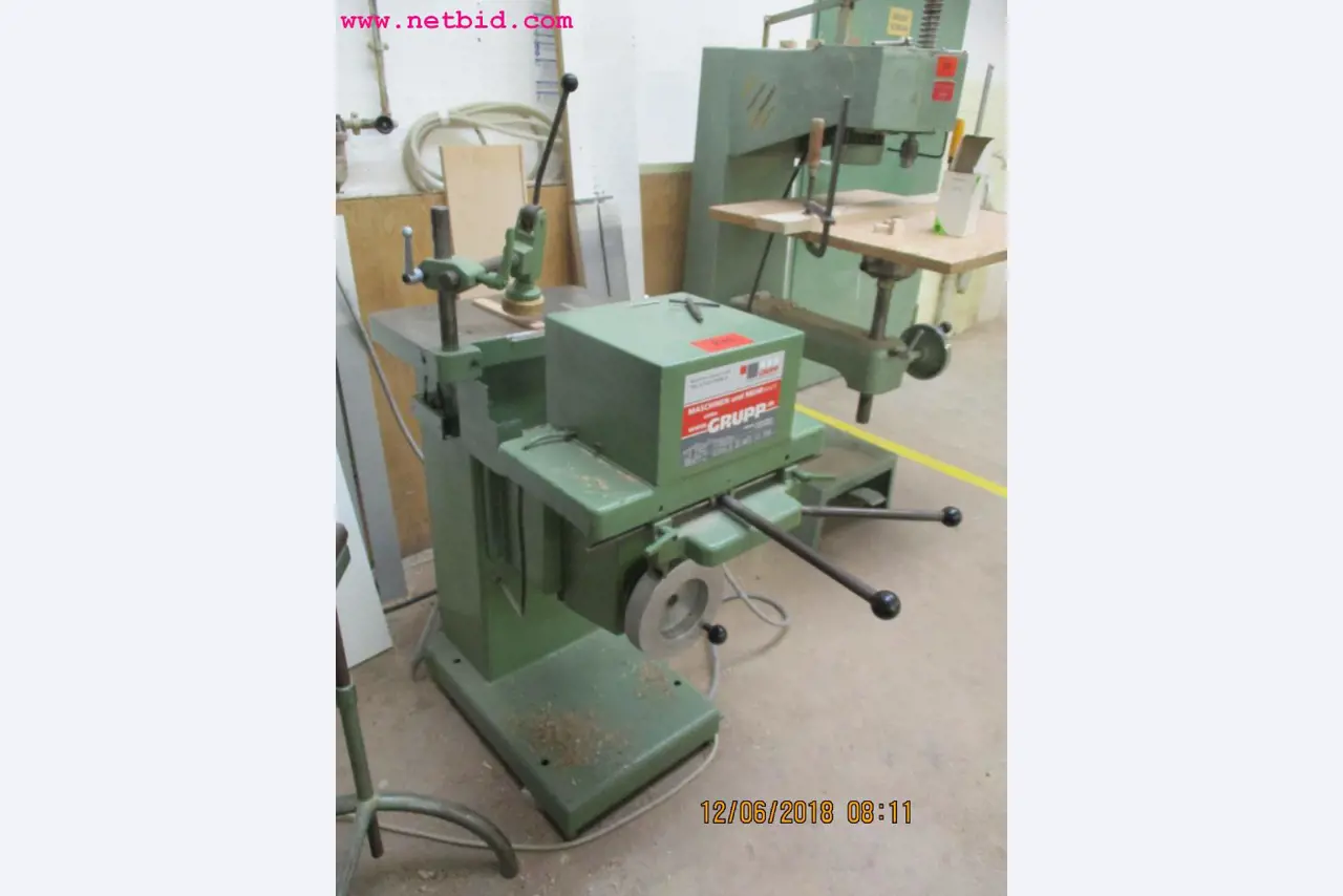 Equipamento operacional e de escritório <br>de um fabricante de móveis-1