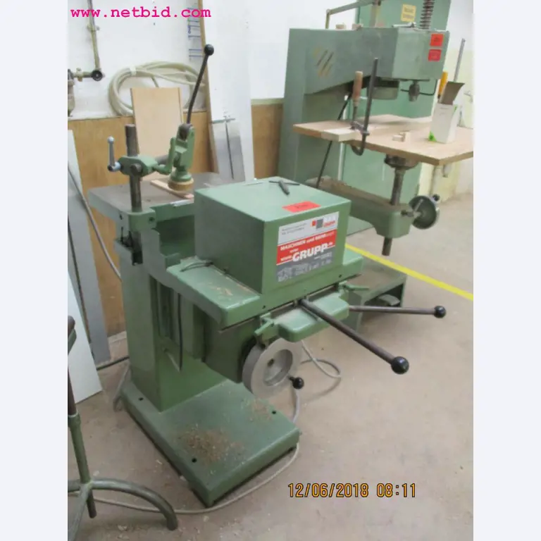 Equipamento operacional e de escritório <br>de um fabricante de móveis-1