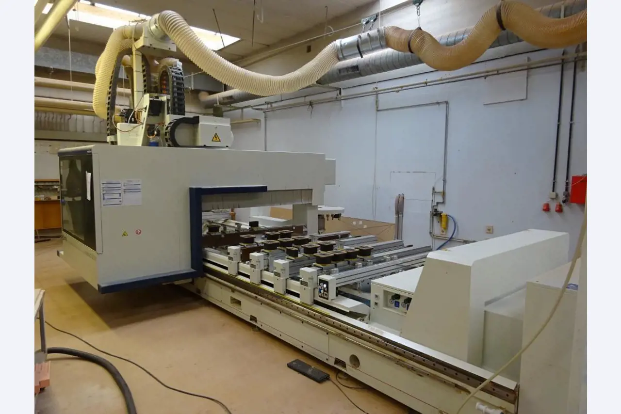 Equipamento operacional e de escritório <br>de um fabricante de móveis-1