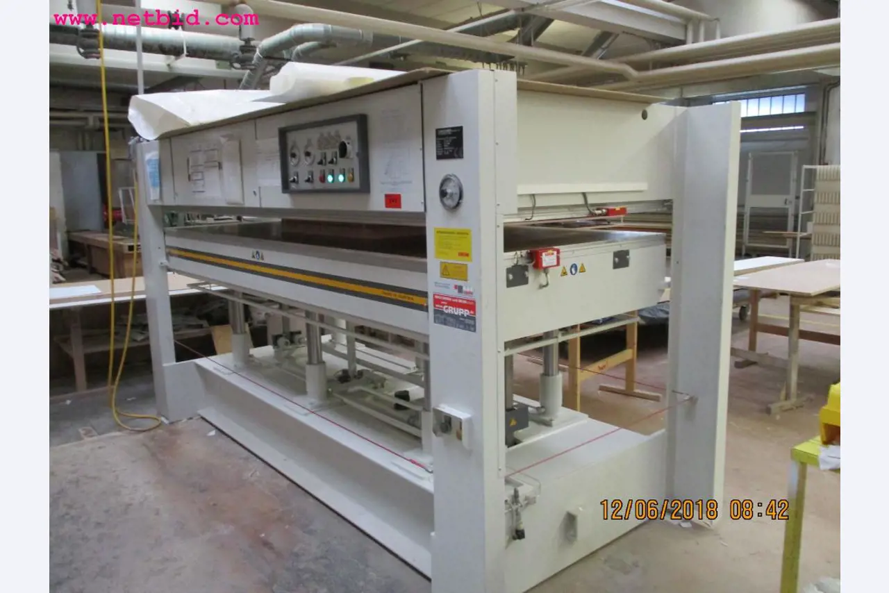 Equipamento operacional e de escritório <br>de um fabricante de móveis-1