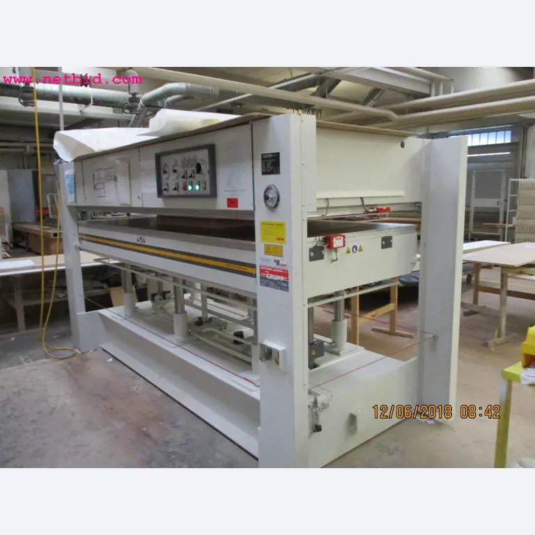 Equipamento operacional e de escritório <br>de um fabricante de móveis-1