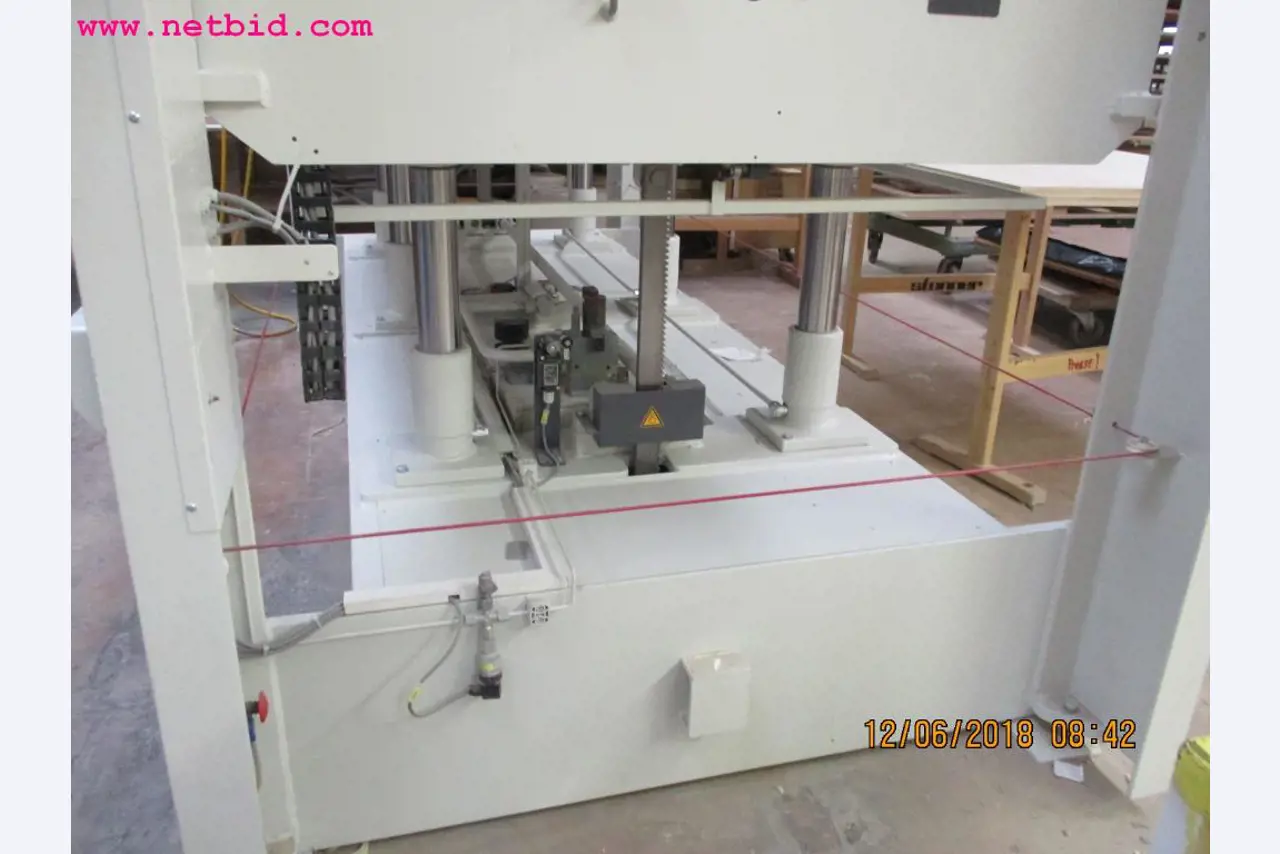 Equipamento operacional e de escritório <br>de um fabricante de móveis-2