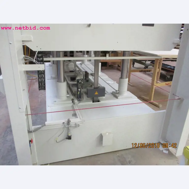 Equipamento operacional e de escritório <br>de um fabricante de móveis-2