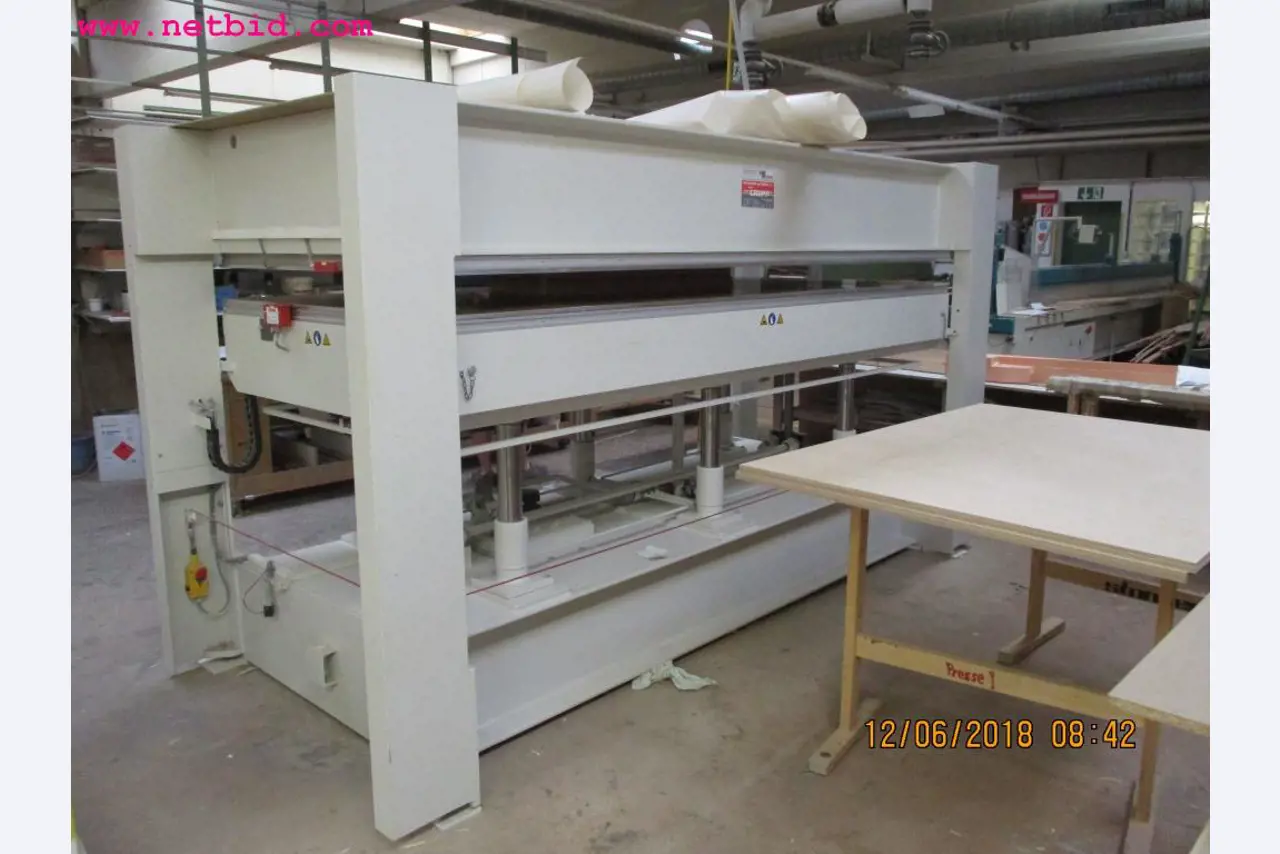 Equipamento operacional e de escritório <br>de um fabricante de móveis-3