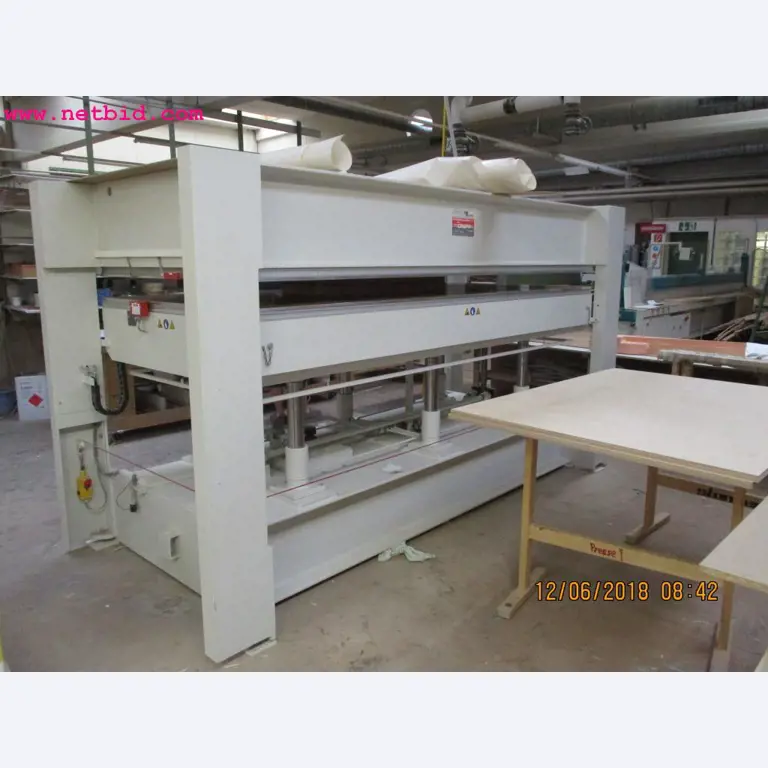 Equipamento operacional e de escritório <br>de um fabricante de móveis-3