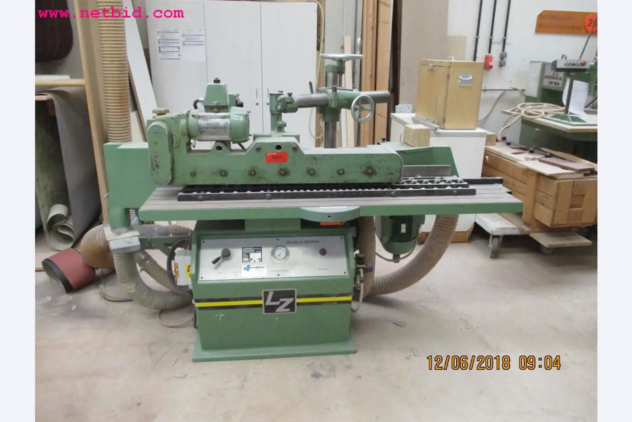 Equipamento operacional e de escritório <br>de um fabricante de móveis-1