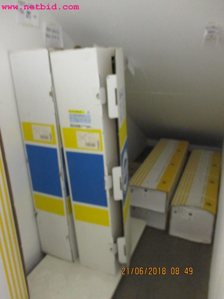 
Equipamento operacional e de escritório <br>de um fabricante de móveis-7