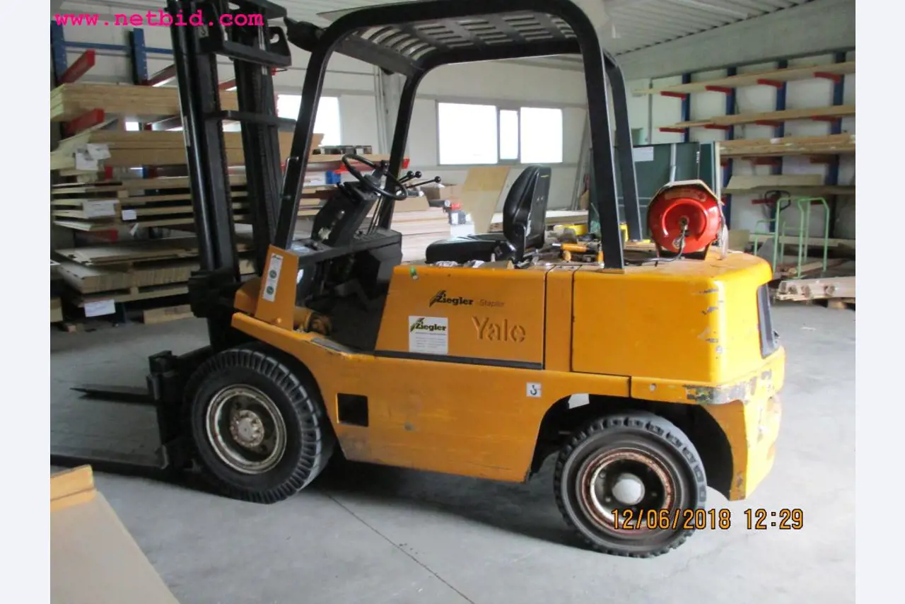 Equipamento operacional e de escritório <br>de um fabricante de móveis-1