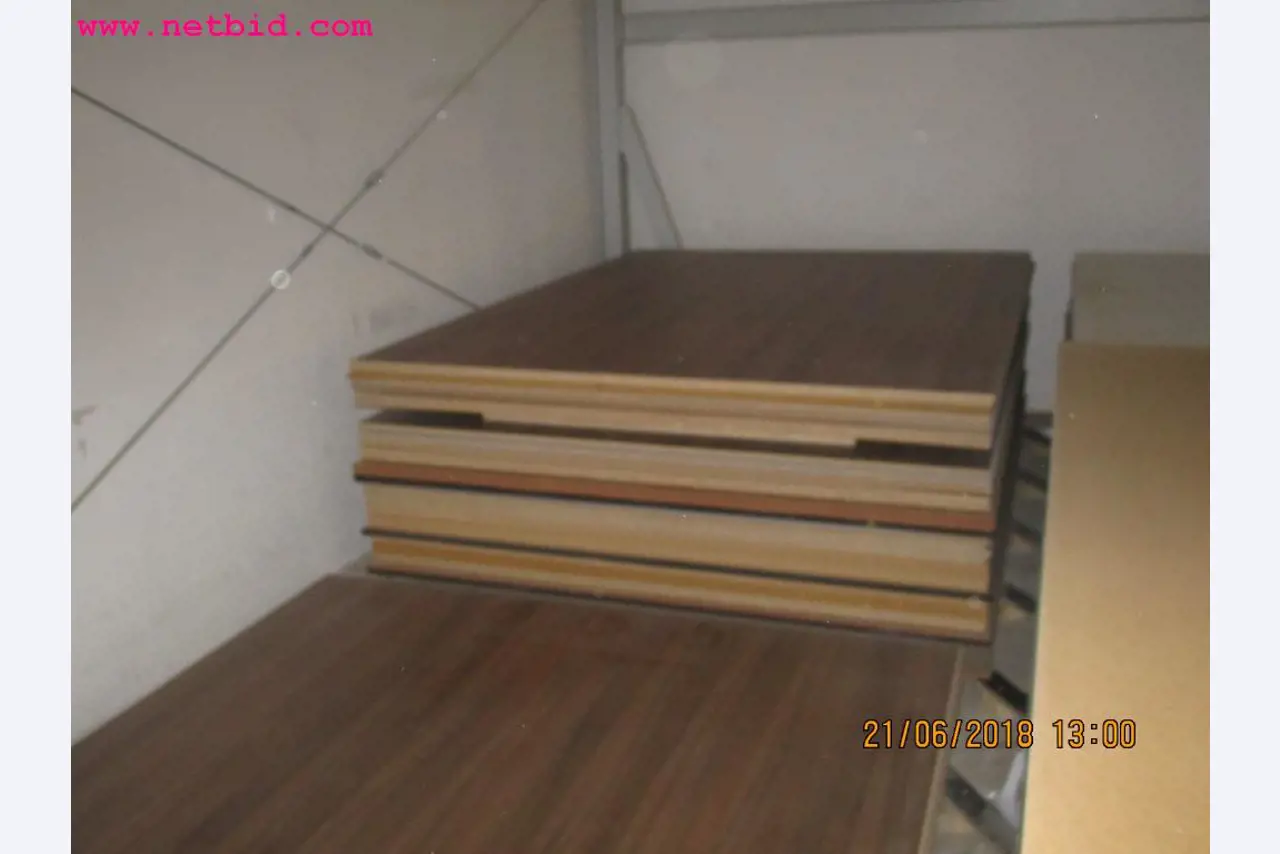 Equipamento operacional e de escritório <br>de um fabricante de móveis-1