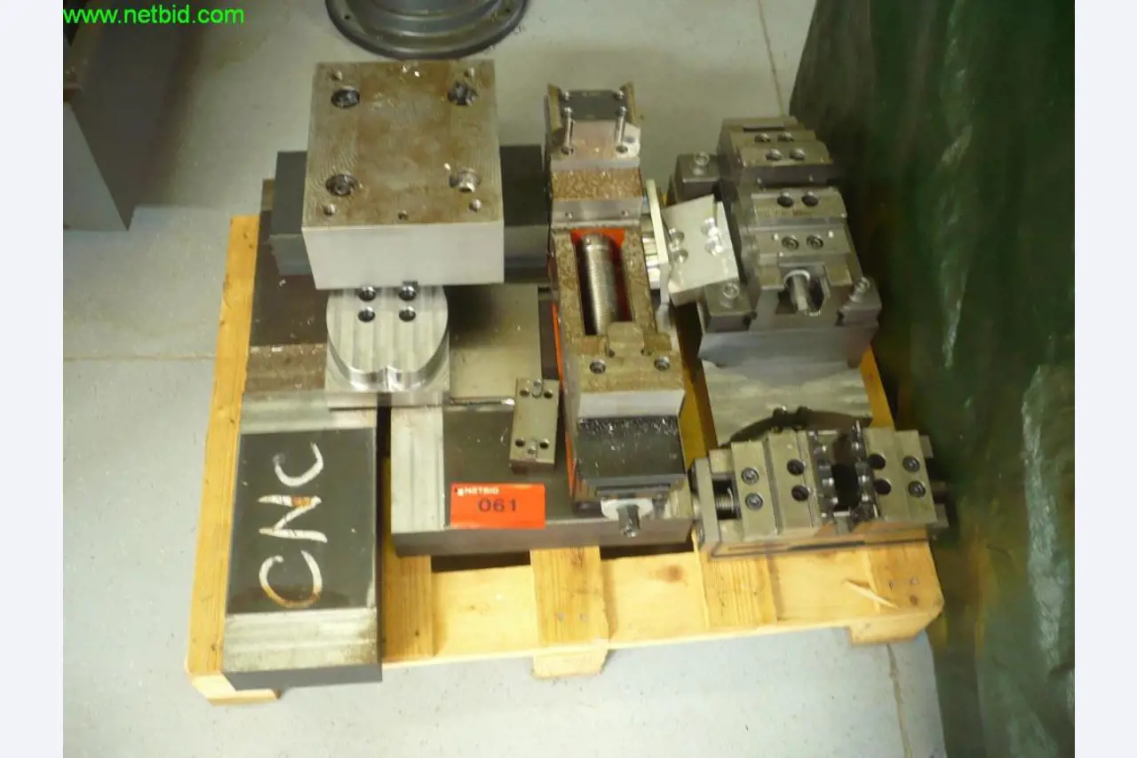 3 centres d'usinage CNC verticaux 5 axes avec manipulation robotisée, FANUC<br>
- prix extrêmement réduit -
-1