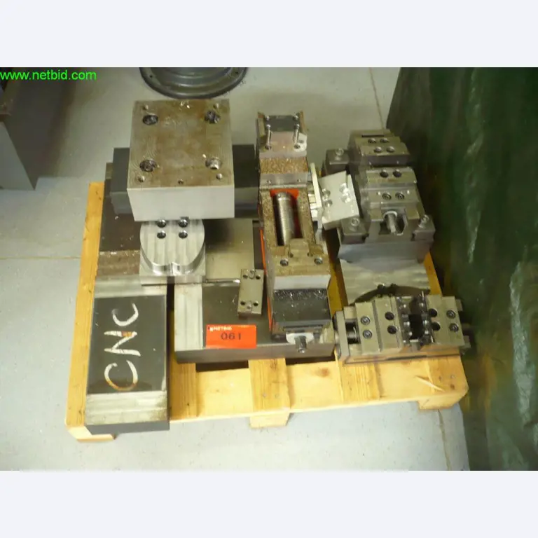 3 centres d'usinage CNC verticaux 5 axes avec manipulation robotisée, FANUC<br>
- prix extrêmement réduit -
-1