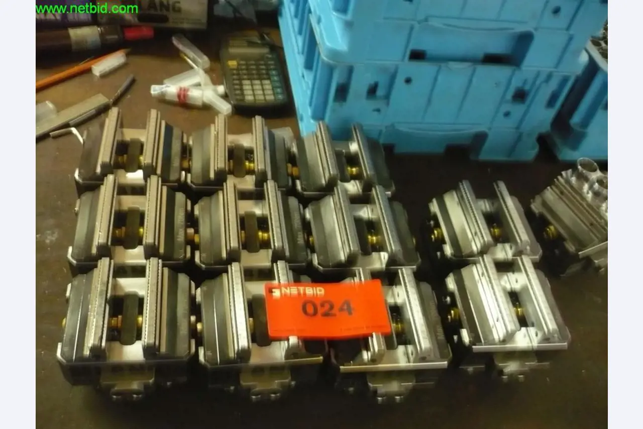 3 centres d'usinage CNC verticaux 5 axes avec manipulation robotisée, FANUC<br>
- prix extrêmement réduit -
-1